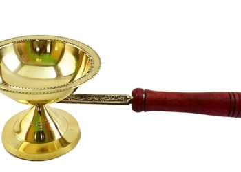 Brass Traditional Dhoobakkal with Wooden Handle|(28 x 11.5 x 9 cm)Juna Dani for Worship
